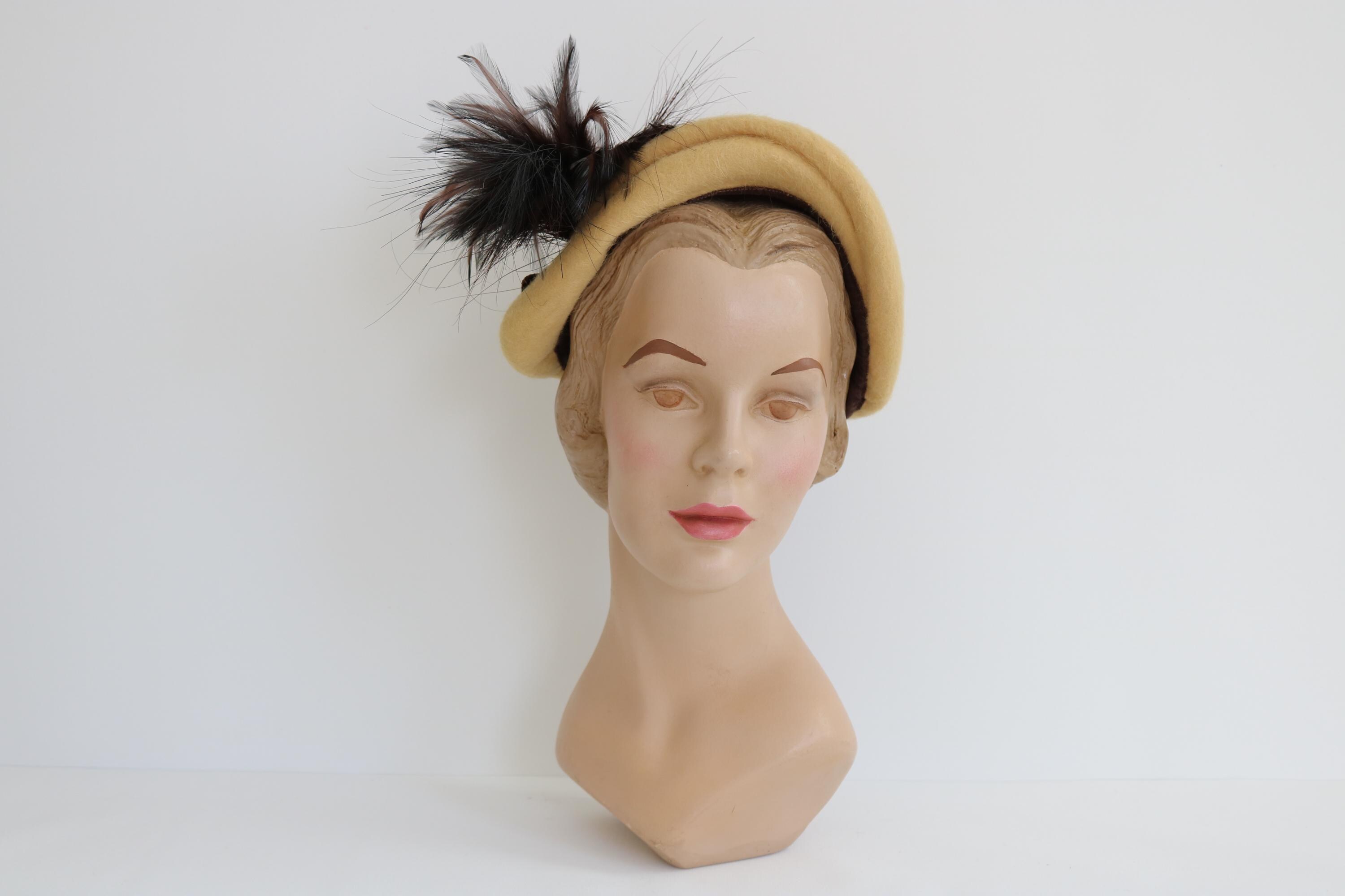 Vintage 1940s Feather Cloche Hat: Tan Wool Cocktail  display picture 2