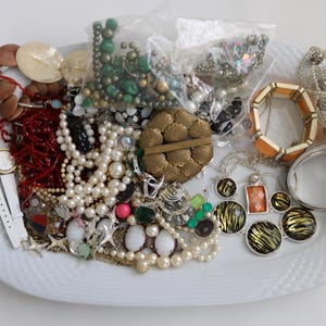 2 Pounds JUNK jewelry lot for CRAFT Some Wearable Broken Mismatch Rhinestones Pearls Colorful Necklace Earring 3D Art Christmas Supplies