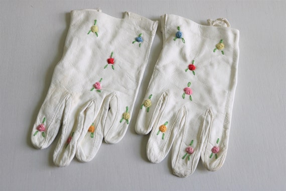 Girls White Gloves Vintage 1950s Gloves Short Len… - image 1