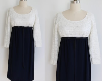 1960er Jahre Mod Kleid: Weiße Spitze & marineblaues Etuikleid, Größe S