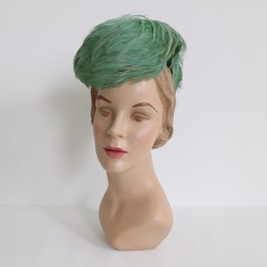 1940s Green Feather Tilt Percher Hat Fascinator Half Hat Women&#39;s Hat Headpiece Cocktail Hat Tea Party Hat