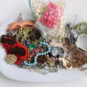 2 Pounds JUNK jewelry lot for CRAFT Some Wearable Broken Mismatch Rhinestones Pearls Colorful Necklace Earring 3D Art Christmas Supplies