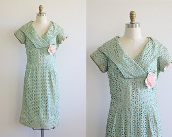 Vintage 1950s Green Cotton Eyelet Dress Short Sleeves Wiggle Dress Size Medium M
