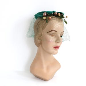 Vintage Green Berry 1950s Veil Fascinator Hat Vintage Hat Women&#39;s Hat Wedding Bridal Headpiece Cocktail Hat Tea Party Hat Retro MCM Hat