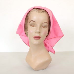 Bufanda de cabeza rosa pañuelo sombrero Bandana acolchado turbante abrigo Jackie O Vintage 1960s imagen 2