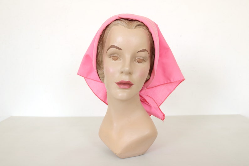 Bufanda de cabeza rosa pañuelo sombrero Bandana acolchado turbante abrigo Jackie O Vintage 1960s imagen 2