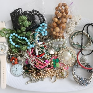 2 Pounds JUNK jewelry lot for CRAFT Some Wearable Broken Mismatch Rhinestones Pearls Colorful Necklace Earring 3D Art Christmas Supplies