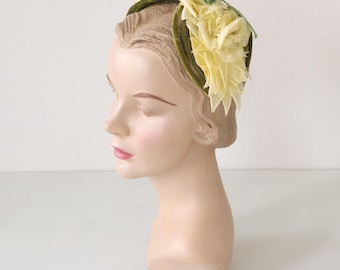 Fascia per capelli/cappellino fascinator floreale verde e gialla anni '50