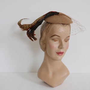 Vintage Tan Feather Small Fascinator Hat with Veil Vintage Hat Women&#39;s Hat Wedding Bridal Headpiece Cocktail Hat Tea Party Hat Retro MCM Hat