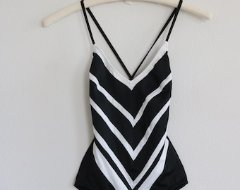 Traje de baño de una pieza estilo años 80, tipo tanga, con estampado de chevrón blanco y negro.