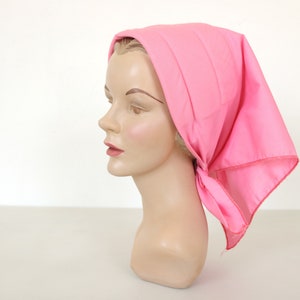 Bufanda de cabeza rosa pañuelo sombrero Bandana acolchado turbante abrigo Jackie O Vintage 1960s imagen 4