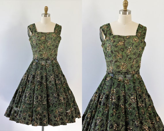 full skirt dress 50s style