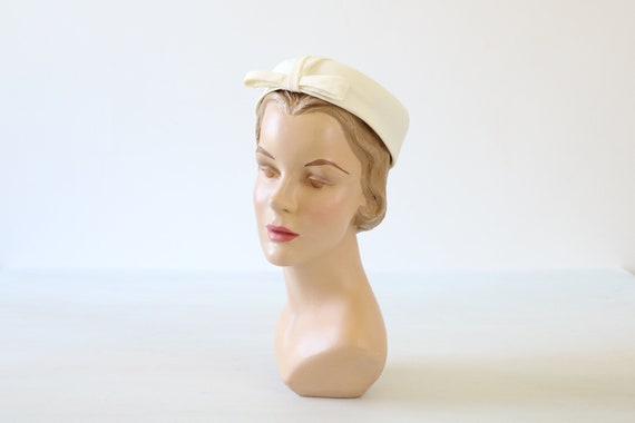 White Pill Box Fascinator Bridal Wedding Hat 1960s