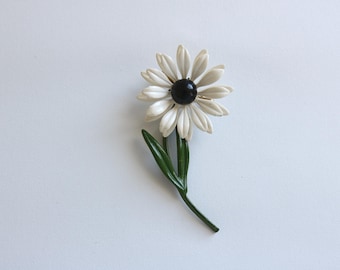 Broche grande de metal pintado con forma de flor blanca esmaltada, estilo vintage de los años 60 y 70.