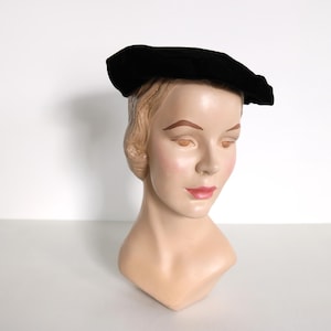Vintage Black Velvet 1960s Beret Tami Hat Vintage Hat Women&#39;s Hat Headpiece Cocktail Hat Tea Party Hat Retro MCM Hat
