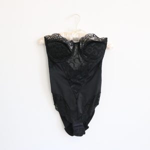 Vintage schwarze Spitze Bustier Body BH Korsett Größe 34D 1980er Cabernet Body Trägerlos Former Bügel Gürtel Burlesque Dessous