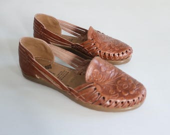 Women's Leather Huarache Sandals Mexican Leather Shoes Tooled Tan Floral Motif Size 6.5