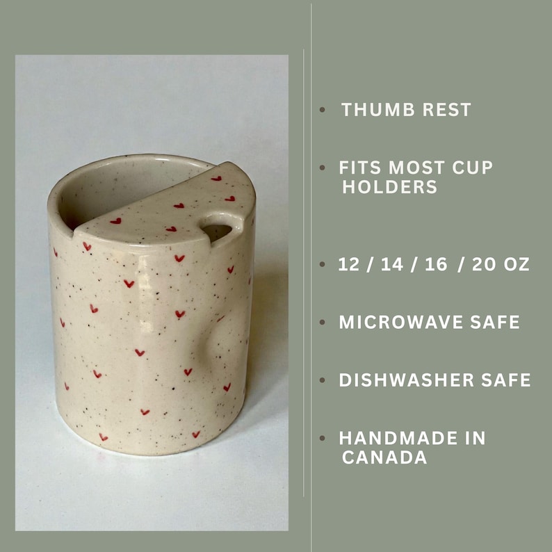 Peut inclure: Une tasse en c&eacute;ramique tachet&eacute;e avec un repose-pouce et un couvercle. La tasse est blanc cass&eacute; avec de petits motifs en forme de c&oelig;ur rouge et des mouchetures fonc&eacute;es. La tasse va au micro-ondes et au lave-vaisselle. Contenance : 355, 414, 473 ou 591 ml.