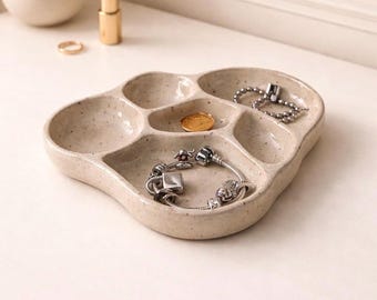 Plateau organisateur de bijoux en céramique fait main, plat en poterie moucheté crème-beige
