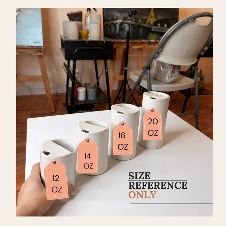 Peut inclure: Ensemble de gobelets en c&eacute;ramique blanche avec un dessus incurv&eacute; et une petite ouverture. Chaque gobelet porte une &eacute;tiquette indiquant sa taille : 355 ml, 414 ml, 473 ml et 591 ml. Le texte "SIZE REFERENCE ONLY" est &eacute;galement visible.