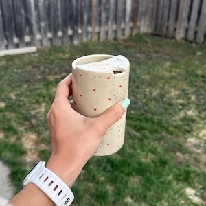 Peut inclure: Ensemble de trois mugs en c&eacute;ramique avec une finition mate et mouchet&eacute;e. Chaque mug est de couleur diff&eacute;rente : bleu clair, cr&egrave;me et gris. Design simple et moderne, forme arrondie et anse confortable.
