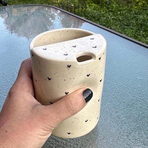 Mug de voyage en céramique fait main avec repose-pouce, demi-couvercle, motif cœur – Convient aux porte-gobelets de voiture image 12