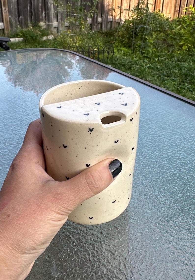 Mug de voyage en céramique fait main avec repose-pouce, demi-couvercle, motif cœur – Convient aux porte-gobelets de voiture image 12