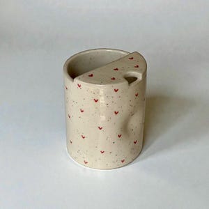 Mug de voyage en céramique fait main avec repose-pouce, demi-couvercle, motif cœur – Convient aux porte-gobelets de voiture image 17