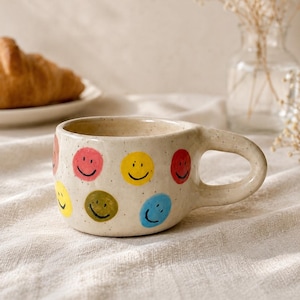 Mug en céramique fait main avec un smiley, tasse à café en grès peinte à la main, cadeau en céramique amusant