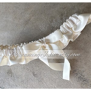 Satin Skirted Bridal Garter in ivory/ivory