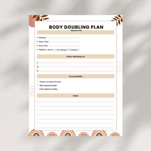 Könnte beinhalten: Ein Body Doubling Plan Arbeitsblatt mit einer neutralen Farbpalette. Der Titel "BODY DOUBLING PLAN" steht oben. Das Arbeitsblatt enthält Abschnitte für Sitzungsinformationen, woran gearbeitet wird, Verantwortlichkeit und Notizen. Dekorative Elemente sind Bögen und blattartige Formen.