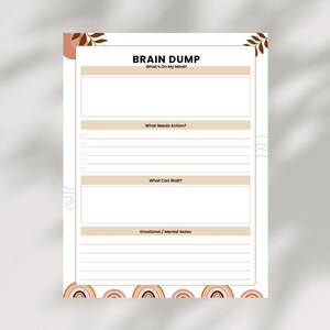 Könnte beinhalten: Ein weißes Brain Dump Notizbuch mit Abschnitten für "What's On My Mind?", "What Needs Action?", "What Can Wait?" und "Emotional / Mental Notes". Das Notizbuch hat ein Boho-Design mit Regenbogen- und Blätterakzenten.
