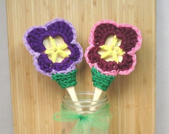 Pansy Scrubber on a Stick. Spoon, scrubbie, flower, dishes, kitchen, scour pad, eco-friendly, gift, pots, pan, home, cleaning aid, colorful.