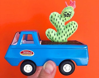 CaTcus in vintage planter - mini vintage Tonka truck 60s 70s - cactus cat plushie in repurposed vintage toy - original art by HibouDesigns