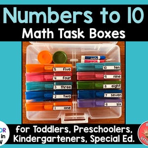 Puede incluir: Una caja de almacenamiento de plástico transparente con compartimentos coloridos etiquetados con los números del 1 al 10 y sus palabras correspondientes. La caja está llena de pequeños objetos, como plastilina y marcadores. El texto "Numbers to 10 Math Task Boxes" está en la parte superior de la imagen. El texto "for Toddlers, Preschoolers, Kindergarteners, Special Ed." está debajo de la caja.