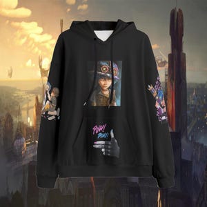 Könnte beinhalten: Schwarzer Kapuzenpullover mit einem Grafikdruck eines Comic-Charakters, der einen blauen Hut und eine Schutzbrille trägt. Der Text "POW! POW!" ist auf der Vorderseite des Pullovers aufgedruckt.