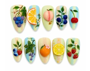 3D-Frucht-Kunstnägel zum Aufkleben / Sommerliche Frucht-Nägel / Mandel-Kunstnägel / Traube, Kirsche, Zitrone, Erdbeere / Pastellfarbenes Urlaubs-Nageldesign