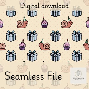 Può includere: Un file digitale senza cuciture con un motivo ripetuto di elementi di compleanno. Il design include lumache dei cartoni animati con cappelli da festa, cupcakes con candele accese e scatole regalo con fiocchi blu, il tutto su uno sfondo color pesca chiaro.