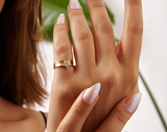 Star Gold Ring, Ring with Starburst Motif, Star Ring Band, Celestial Jewelry with Stones, Chunky Galactic Ring, Diamond Star Engagement Ring