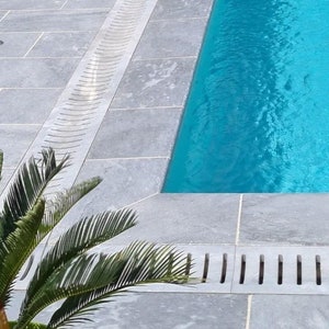Grille de drainage de piscine en marbre personnalisée, grille de terrasse en pierre naturelle faite main, couverture extérieure de luxe pour spa et bord de piscine, décoration de jardin élégante