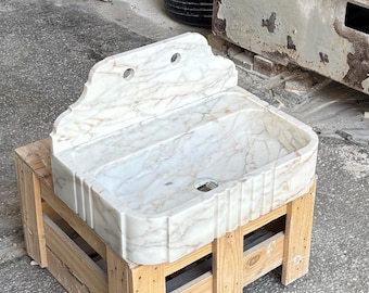 Calacatta Goldmarmor Wand befestigtes Badezimmer-Becken, geriffelte Front, handgemachter Luxusstein