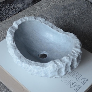 Pronto per la spedizione! Lavandino grigio con esterno sabbiato, lavabo da bagno, lavabo da appoggio in marmo, arredo bagno di lusso, scelta elegante per l'arredamento della casa.