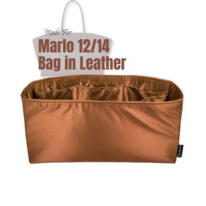 Könnte beinhalten: Ein brauner Taschenorganizer mit mehreren Fächern. Der Text "Made For Marlo 12/14 Bag in Leather" wird über dem Organizer angezeigt. Der Organizer ist für die Verwendung in einer Tasche konzipiert.