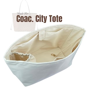 Op de afbeelding: Een witte organizer voor een draagtas met meerdere binnenzakken en een zakje met trekkoord. De tas heeft een lichtgekleurd interieur en een goudkleurige sluiting. De tekst "Made For Coac. City Tote" is zichtbaar.