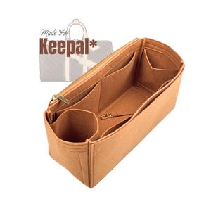 Pode incluir: Organizador de bolsa em feltro bege com vários compartimentos e zíper superior. O organizador tem zíper e ferragens douradas. O texto "Made For Keepal*" é visível no canto superior esquerdo.