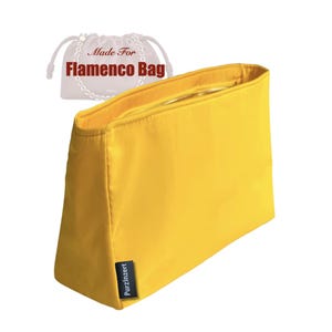 Könnte beinhalten: Eine leuchtend gelbe, rechteckige Tasche mit Reißverschluss. Die Tasche hat ein Etikett mit der Aufschrift "Purzinzert". Oberhalb der Tasche befindet sich eine Zeichnung einer weißen Tasche mit dem Text "Made For Flamenco Bag".