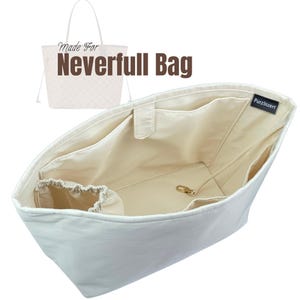 Op de afbeelding: Off-white tas organizer met meerdere compartimenten en een trekkoordzakje. De tekst "Made For Neverfull Bag" wordt boven de organizer weergegeven. Een goudkleurige sluiting is zichtbaar in de organizer.