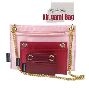 Op de afbeelding: Roze en rode tas organizer met gouden kettingriemen. De organizer heeft meerdere vakken en compartimenten, waaronder een vak met ritssluiting. De tekst "Made For Kir.gami Bag" is bovenaan zichtbaar.
