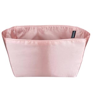 May include: A light pink satin bag organizer with a rectangular shape. The interior and exterior are the same color. The bag has a label that reads "Purzinsert".