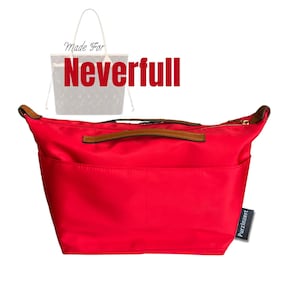 Può includere: Un organizer per borse rosso brillante con manici e finiture in pelle marrone. L'organizer ha una chiusura a zip e diverse tasche. Il testo "Made For Neverfull" è visualizzato sopra la borsa.